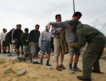 عمال فلسطينيين يحاولون الدخول للمنطقة الصناعية ايرز، 13 شباط 2005، تصوير: احمد جادالله، رويترز. عمال فلسطينيين يحاولون الدخول للمنطقة الصناعية ايرز، 13 شباط 2005، تصوير: احمد جادالله، رويترز.