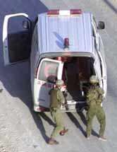 חיילים מכוונים את נשקם לתוך אמבולנס פלסטיני בשכם