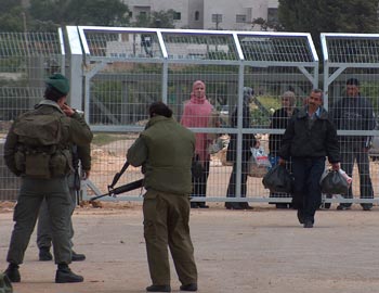 Residents al-Khalayleh neighborhood wait at the gate in the separation barrier. Photo: Kareem Jubran, B'Tselem.