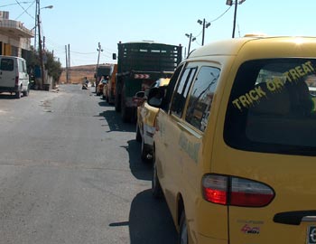 תור במחסום הקונטיינר. צילום: כרים ג'ובראן, בצלם.
