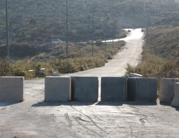 The physical obstacle between the village of Beit Ur al-Fauqa and Route 443. Photo: B’Tselem