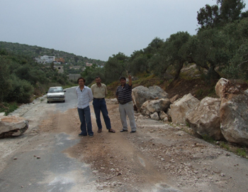 The army blocked the road to al-Jarushiya - the dirt pile blocking the road was removed by the army a day after is was put in place. Photo: 'Atef Abu a-Rub, B'Tselem, 13 April 2008.