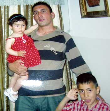 Yasser a-Tmeizi with his children. Family photo. 