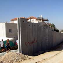 החומה שהוצמדה לבתי התושבים בכפר אל-ולג'ה ומנתקת אותם מאדמותיהם. צילום: אייל הראובני, בצלם, 5.11.10