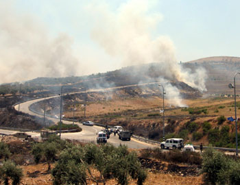 השריפה באדמות בורין וכפרים סמוכים. צילום: סלמא א-דיבעי, בצלם, 19.6.08.