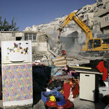 עיריית ירושלים הורסת בית משפחה בשכונת אל-בוסתאן בסילוואן, 5.11.08. צילום: יאניס בכראקיס, רויטרס.