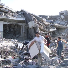 Palestinians removing objects from the ruins of their house in Rafah, southern Gaza Strip, 7 Jan. '09.