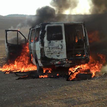 מכונית שהסיעה פועלים פלסטיניים והוצתה על-פי החשד בידי חיילים. צילום: יואב גרוס, בצלם.