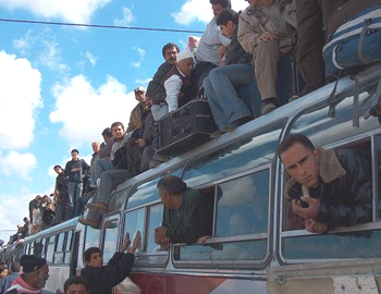 Crowded buses at one of the rare times Rafah Crossing has been open. Photo: Muhammad Sabah, B'Tselem, 6 March 2007.
