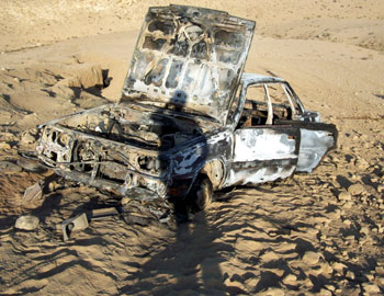 إحدى السيارات التي تم إحراقها، على ما يبدو من قبل الجنود. تصوير: كريم جبران، بتسيلم، 13.10.09