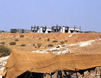 בנייה חדשה בהתנחלות משכיות שהוקמה בסמוך לעין אל-חילווה. תושבי ההתנחלות קיבלו היתר להמשיך את הבנייה גם במהלך הקפאת הבנייה בהתנחלויות. צילום: עאטף אבו א-רוב, בצלם, 10.8.10. 