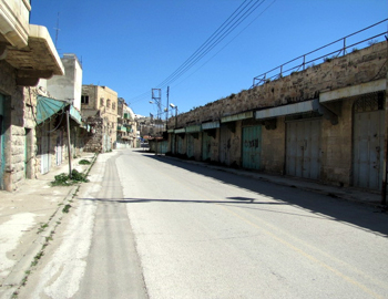 חנויות סגורות ברחוב השוהדאא. צילום: תמר גונן, בצלם, 2.3.11 חנויות סגורות ברחוב השוהדאא. צילום: תמר גונן, בצלם, 2.3.11