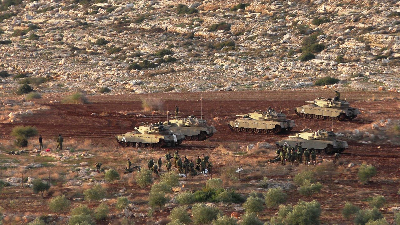 Tanks training in the Jordan Valley. Photo by: ‘Aref Daraghmeh, 27 Dec. 2017