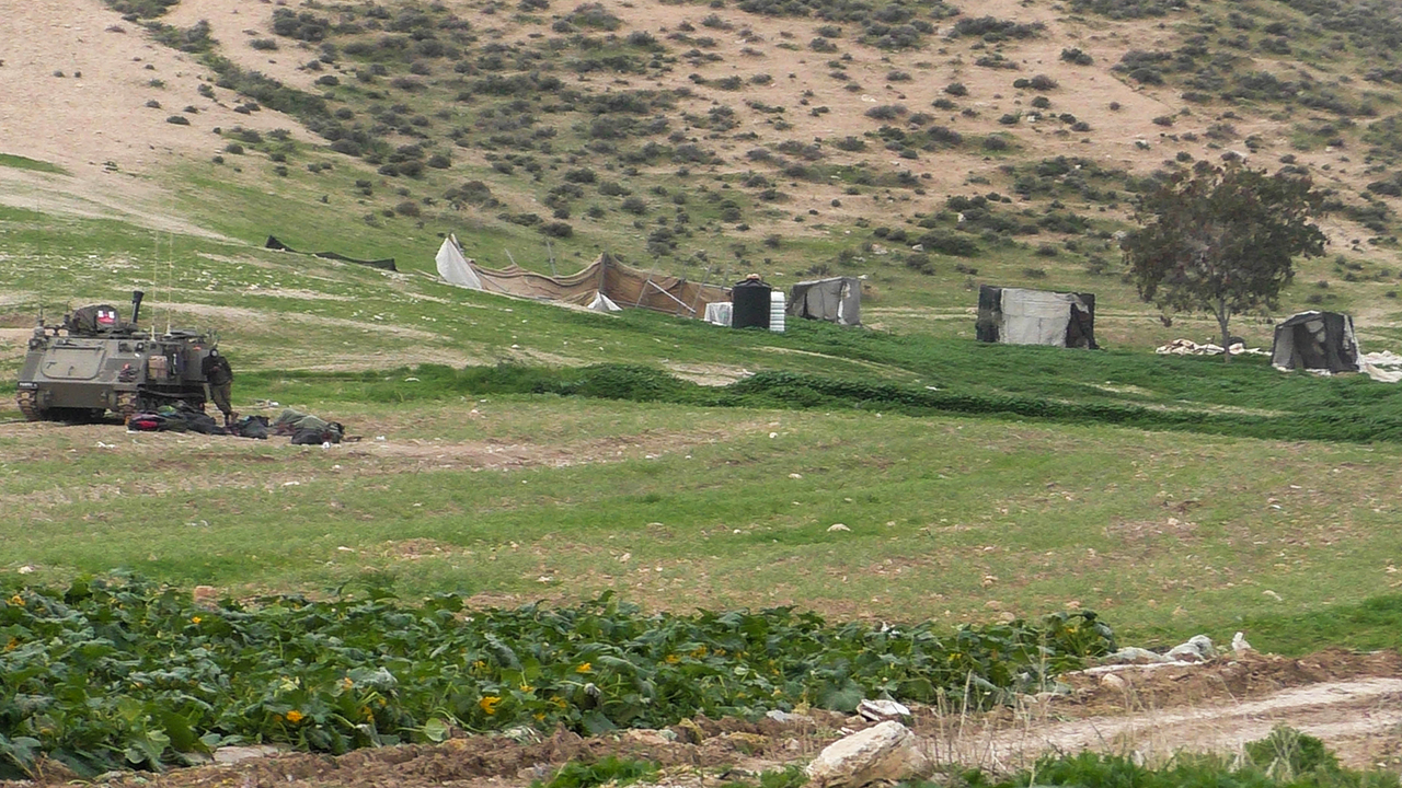 נגמ"ש בסמוך לאזור מגורים באל-פאריסייה. צילום: עארף דראר'מה, בצלם,
