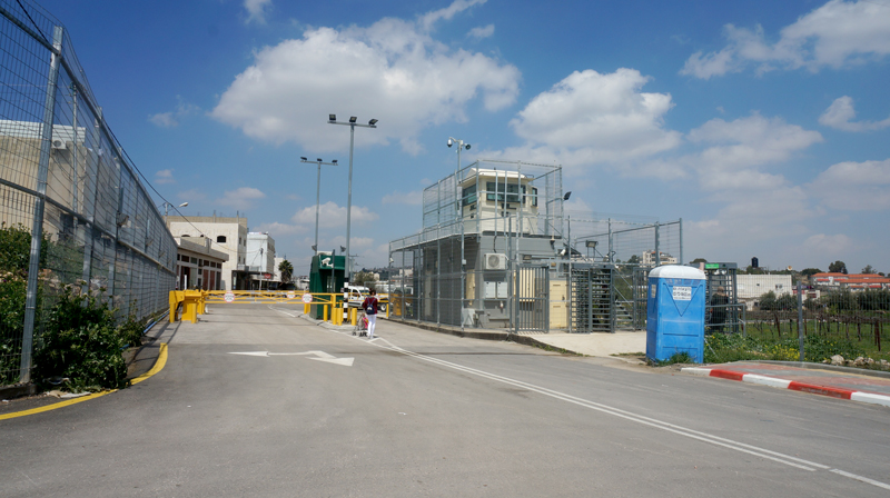 The reinforced Wadi al-Gharus Checkpoint. It separates the al-Ja’bri neighborhood from the settlement of Kiryat Arba. Only about 90 Palestinian cars – whose owners bear special permits – are allowed through the checkpoint.