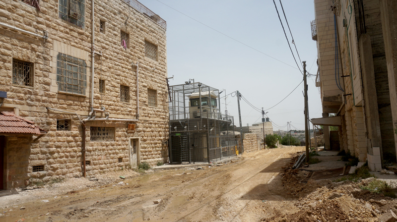 The reinforced Qafishah Checkpoint in the neighborhood of Jabal a-Rahma. It separates Area h2 from western Hebron in Area H1.