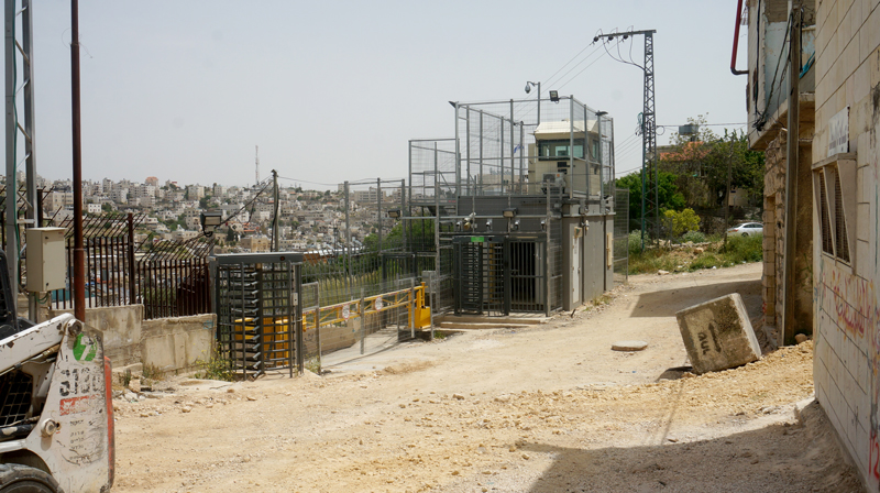 The reinforced al-Arb’in Checkpoint, installed at one of the entrances to the neighborhood of Tel Rumeidah.