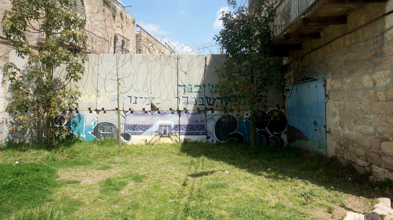 سدّة تغلق المنفذ من شارع الشهداء - الممنوع دخول الفلسطينيّين إليه - إلى سوق الدّجاج (المعطّل).