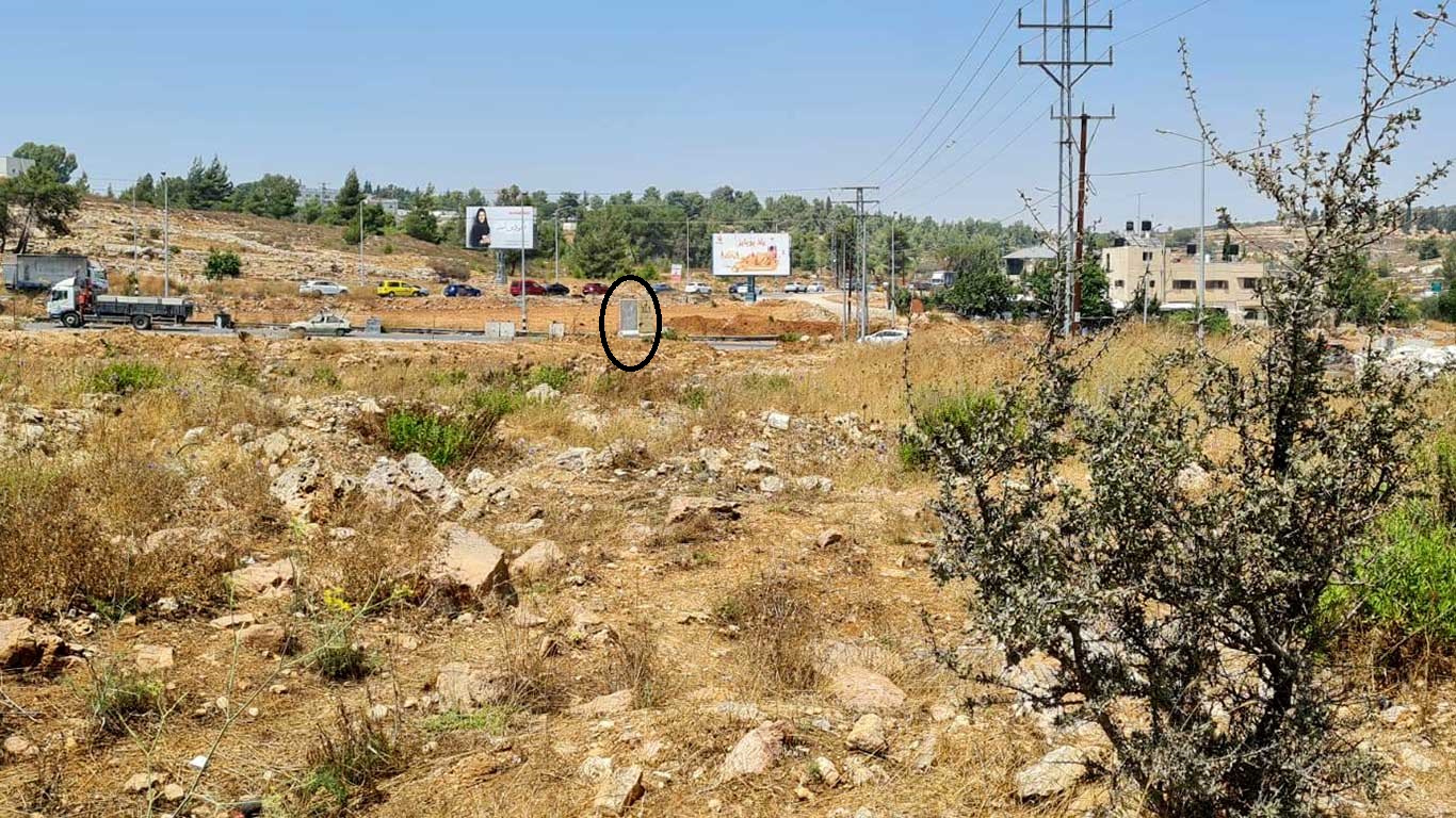 פאדי ושחה היה בקרבת העץ שבקדמת התמונה בעת שנורה על-ידי החיילים שחסו מאחורי לוחות הבטון המסומנים בחלקה האחורי. צילום: כרים ג'ובראן, בצלם