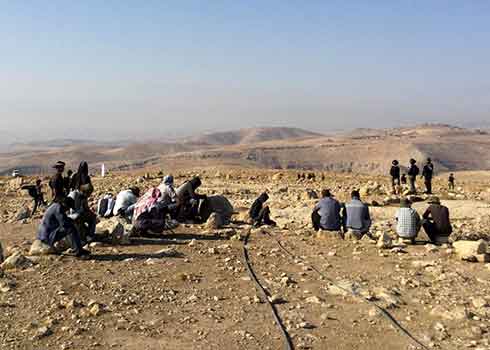 תושבים בקהילת אל-כעאבנה מוערג'את לאחר ההריסה. צילום: עאמר עארורי, בצלם, 5.8.21