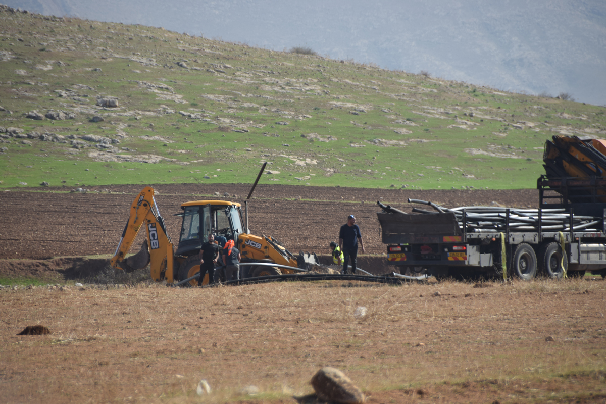 החרמת הצינור בח'ירבת עאטוף. צילום: עארף דראר'מה, בצלם, 28.11.21
