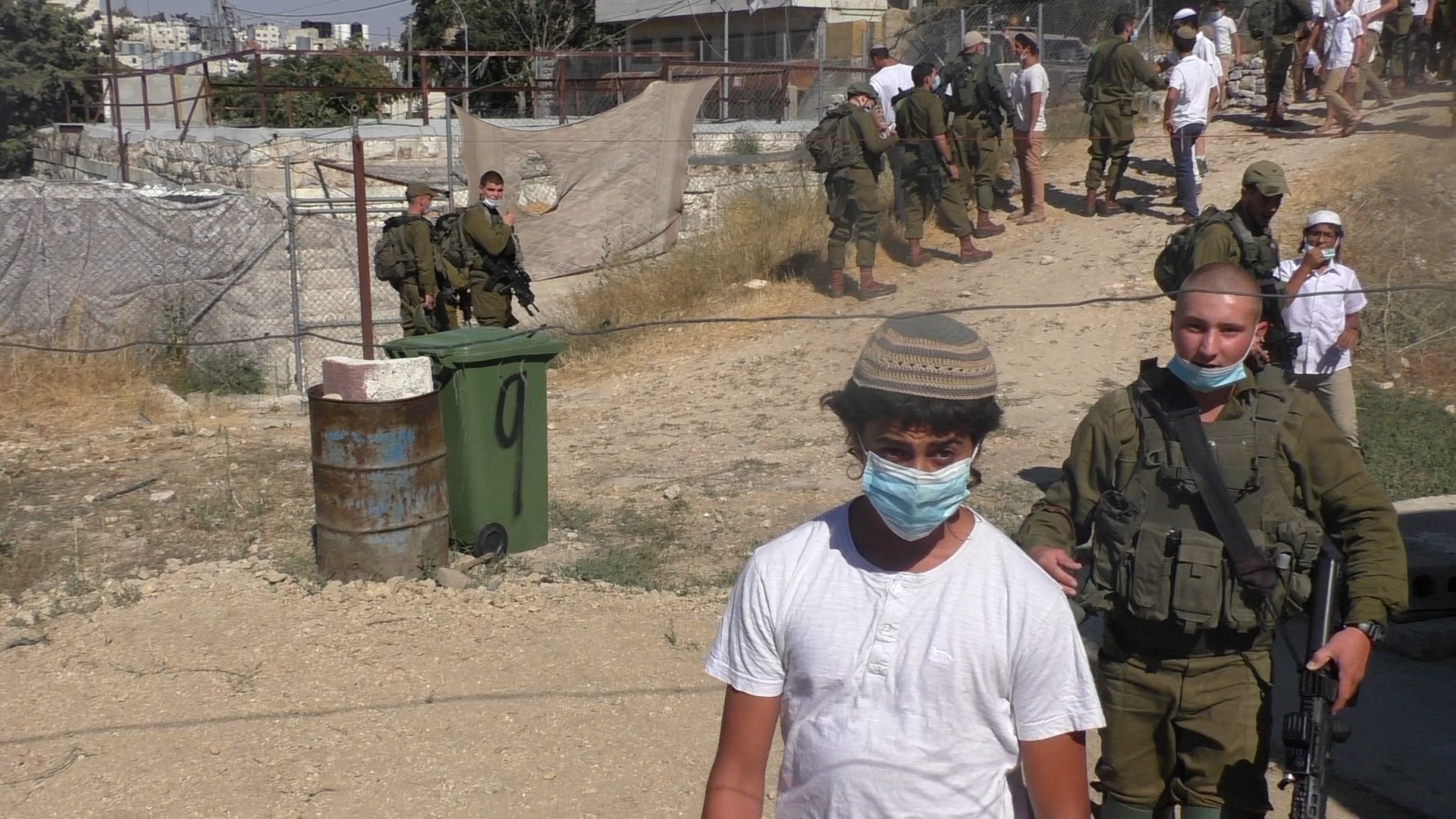 1.8.20 - עשרות מתנחלים תקפו את בני משפחת אבו שמסייה בשכונת תל רומיידה שבמרכז העיר חברון