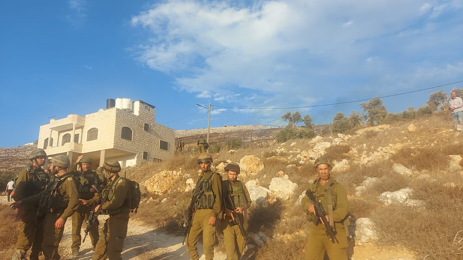חיילים ליד בית משפחת עיד. התמונה באדיבות המשפחה