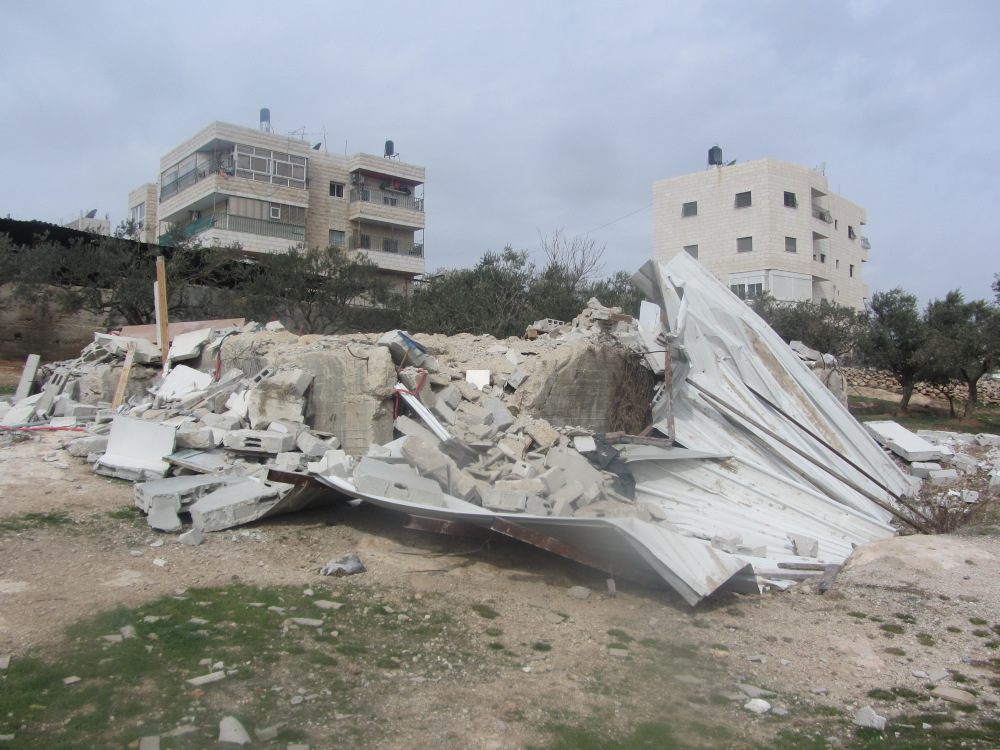 Rovine di una camera singola, costruzione tetto di lamiera di proprietà della famiglia di Nasser al-'Esawiyah. La loro casa - costruita sulla loro proprietà privata di famiglia - era stata demolita dalla Municipalità di Gerusalemme nel 2004, e la famiglia si trasferì in con un parente in paese. Nel 2007 le Nasser costruirono una sola stanza, struttura tetto di lamiera vicino alle loro uliveti, per l'utilizzo durante il periodo estivo.
