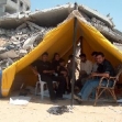 <p>[4685] 16.6.0 חסן עאשור ובני משפחתו באוהל שהקימו על ההריסות של ביתם בשכונת א-זייתון, רצועת עזה. צה"ל הרס את ביתם ב-12.5.2004.</p><p>תצלום: מאזן אל-מג'דלאוי, בצלם</p>