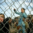 <p>[6962] 21.1.0 طفلة فلسطينية تنتظر عبور معبر رفح وتلوح بيدها لابناء عائلتها.</p><p>تصوير: محمد سالم, رويتر</p>