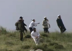 אפריל 2011: אלימות מתנחלים בנוכחות חיילים. מתוך וידיאו בצלם.