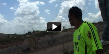 באסם אבו רחמה שניות לפני שנורה בהפגנה ליד גדר ההפרדה בבילעין. מתוך תיעוד האירוע בווידיאו על-ידי הצלם דוד ריב.