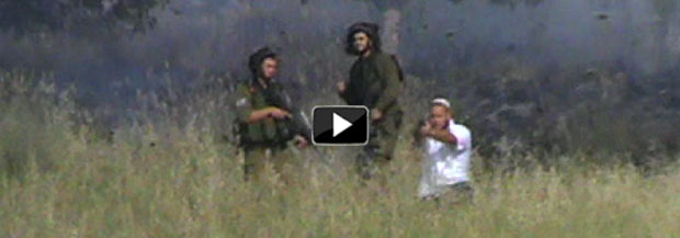 מתנחל מכיתת הכוננות של יצהר מכוון נשק על תושבי עסירה אל-קיבלייה בנוכחות חיילים, באירוע שבו ירו  חברי כיתת הכוננות  בצעיר פלסטיני ופצעו אותו קשה. מתוך תיעוד הווידיאו,  19.5.12 