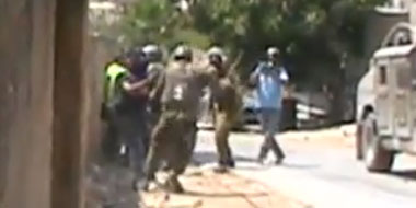 וידאו: חיילים תקפו עיתונאים שתעדו הפגנה, 17.8.12
