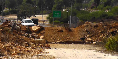 החסימה בכניסה הראשית לביתין. צילום: איאד חדאד, בצלם, 4.10.12.