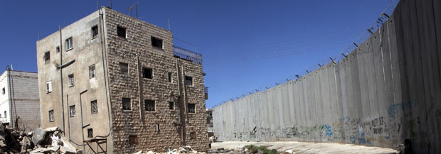 בית נטוש ליד גדר ההפרדה בעיירה ביר נבאלא, 24.9.12. צילום: אן פק, activestills.org.