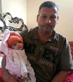 Naji Qdeih and baby Mayar. Photo: Khaled al-'Azayzeh, B'Tselem, 27 Nov. 2012