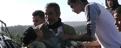 פינויו של סמיר עווד לבית החולים. צילום: עבד א-נאסר מוראר, 15.1.13.