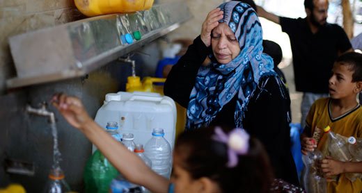 Palestinians fill bottles and containers with water from a public tap in Rafah. Photo: Ibrahim Abu Mustafa, Reuters, 19 July 2014 Palestinians fill bottles and containers with water from a public tap in Rafah. Photo: Ibrahim Abu Mustafa, Reuters, 19 July 2014