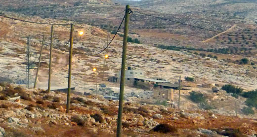 רשת החשמל בח'ירבת א-טוואייל לפני ההריסה. צילום: CPT, 29.9.14 רשת החשמל בח'ירבת א-טוואייל לפני ההריסה. צילום: CPT, 29.9.14