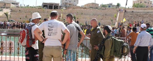 חיילים ומתנחלים על גדות הברכה. צילום: סוכנות מען, 7.4.15