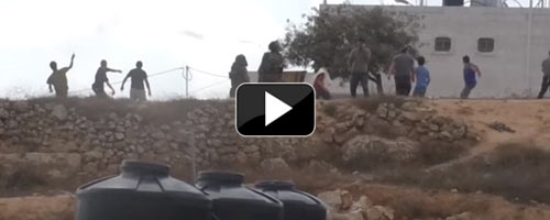 מתוך תיעוד הווידיאו: פלסטינים ומתנחלים מיידים אבנים זה על זה, בעוד חיילים שנכחו לצד המתנחלים יורים רימוני גז לעבר הפלסטינים. איאת ג'עברי, 9.10.15.