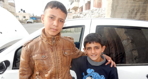 Yusef ‘Alameh and Khatab Abu Mariyah in Beit Ummar, two days after the arrest. Photo by Manal al-Ja’bri, B’Tselem, 26 November 2015 Yusef ‘Alameh and Khatab Abu Mariyah in Beit Ummar, two days after the arrest. Photo by Manal al-Ja’bri, B’Tselem, 26 November 2015