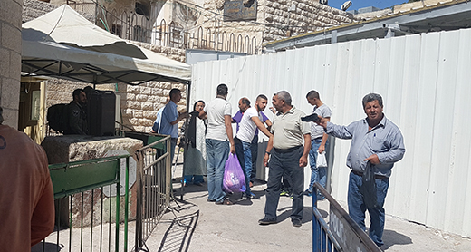 Checkpoint overseeing main entrance to Tomb of the Patriarchs (al-Haram al-Ibrahimi). Infrastructure work at the site began in the summer of 2016 and still underway in late November 2016. Photo by Iliana Mahamid, B’Tselem, 5 October 2016. Checkpoint overseeing main entrance to Tomb of the Patriarchs (al-Haram al-Ibrahimi). Infrastructure work at the site began in the summer of 2016 and still underway in late November 2016. Photo by Iliana Mahamid, B’Tselem, 5 October 2016.