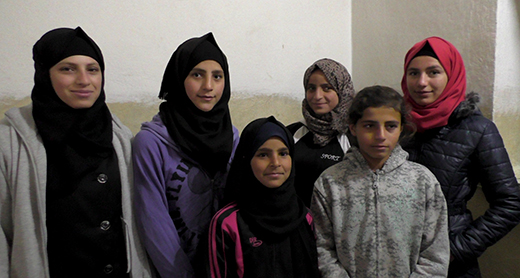 من اليمين إلى اليسار: خديجة (13)، كفاح (11)، شيرين (17)، سمر (10)، أمل (17، شاهدت الاشتباكات برفقتهنّ) وسراج (28)