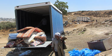 Preparing for evitcion in Tel-'Adasa. Photo: Matan Mizrahi, B'Tselem, 25.8.13