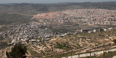 מבט מהעיירה נחאלין להתנחלות ביתר עילית, העשויה להתרחב בעקבות ההכרזה. צילום: אן פק, אקטיבסטילס, 3.4.12