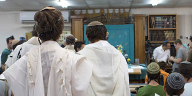 Praying for the safety of the missing yeshiva students at the Mekor Chaim Yeshiva, where two of them studied, in the settlement of Kfar Etzion. Photo: Orezn Ziv, Activestills.org, 15.6.14