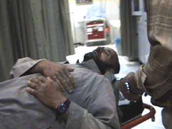 Khaled a-Najar in hospital after the assault. Photo: Musa Abu Hashhash, B'Tselem