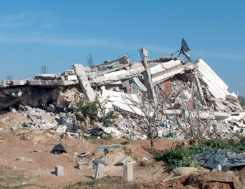 Ruins of the house after the army destroyed it. Photo: Khaled al-�Azayzeh, B'Tselem, 27 January 2009. 